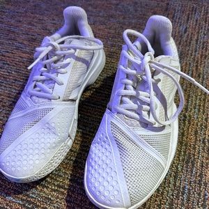 In excellent conditions! Amazing for playing tennis!